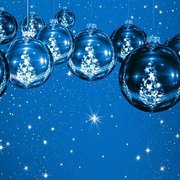 Viele blaue WEihnachtskugeln vor blauen Hintergrund. Auf den Kugeln ist je ein weiß-glitzernder Weihnachtsbaum.