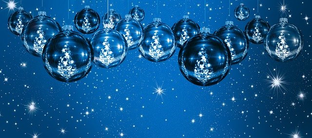 Viele blaue WEihnachtskugeln vor blauen Hintergrund. Auf den Kugeln ist je ein weiß-glitzernder Weihnachtsbaum.