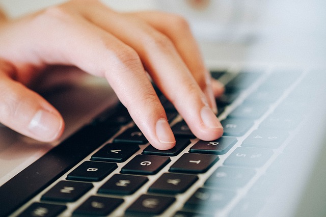 Eine Laptoptastatur und eine Hand