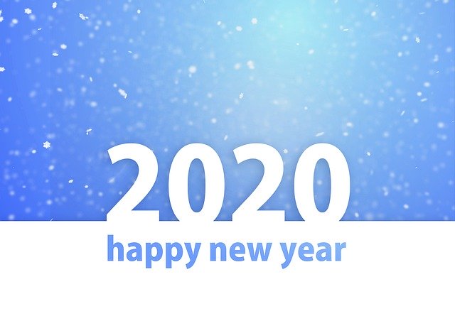 Vor einem blauen Hintergrund mir Glitzer steht in weiß "2020", darunter vor weißem Hintergrund in blau "Happy new year"