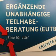 Der untere Teil des EUTB-Flyers an einger Magnetwand. Um den Ausdruck "eine für alle" sind drei rote Magnetpfeile angeordnet, die dauf zeigen.