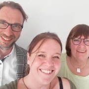 Ein Selfie der neuen Vorstände mit einer Mitarbeiterin. Von links nach rechts: Christoph Seese, Melanie Siemens-Gerth, Gabriele Bökenkröger