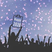 Siluette einer Menschenmenge in Schwarz, die Arme nach oben gestreckt. Einm Mensch hält ein Schild auf dem steht "Happy 2020". Hintergrund blau-lila mit vielen zarten Sternchen.